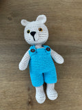 Gehäkelter Teddybär Junge – Handgemachtes Kuscheltier mit Latzhose